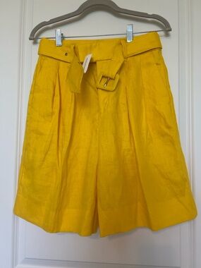 Banana Republic 100% linen High-Waist Yellow Pleated Shorts with Belt NWT
Size 2